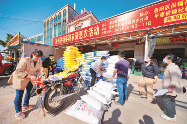     農(nóng)戶在購買化肥。惠州日報(bào)記者周楠 攝